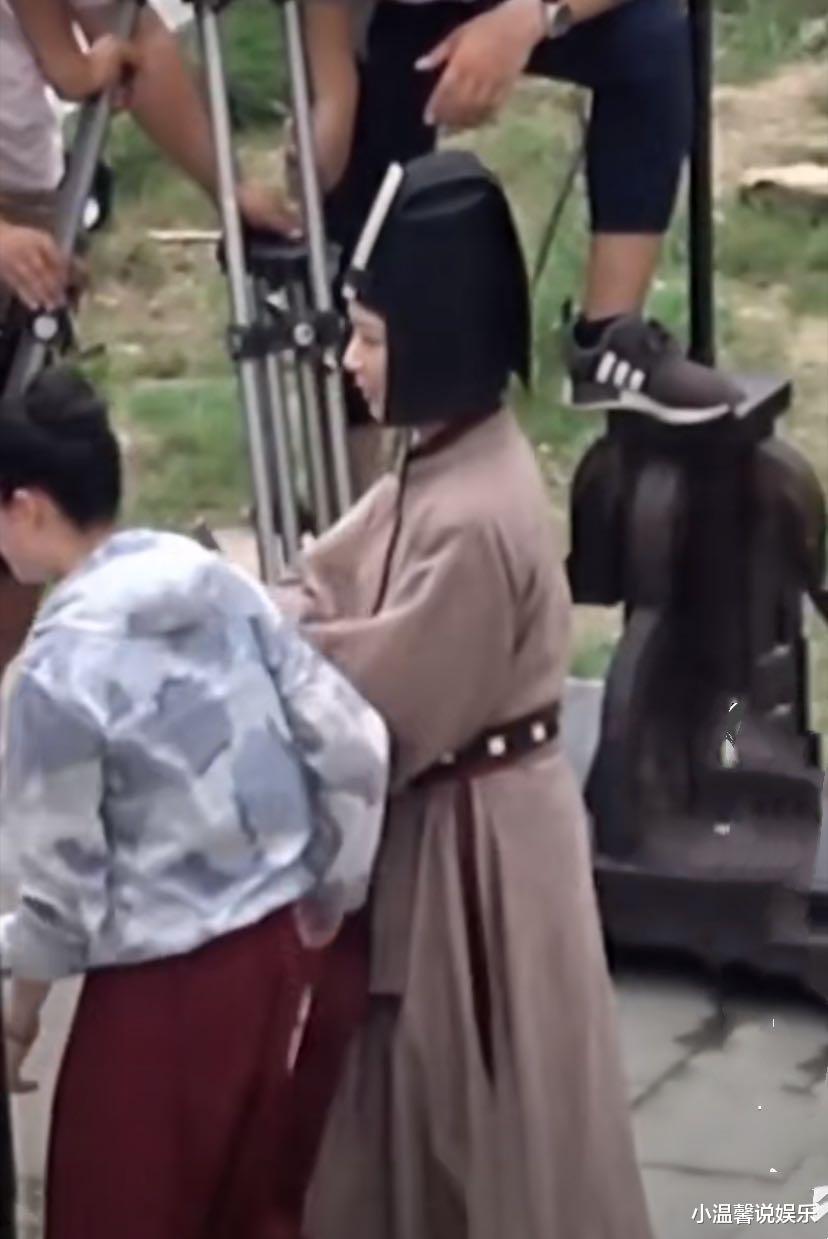 杨紫|杨紫《青簪行》演“太监”！离开滤镜胖成了球，和导演对戏打闹不停
