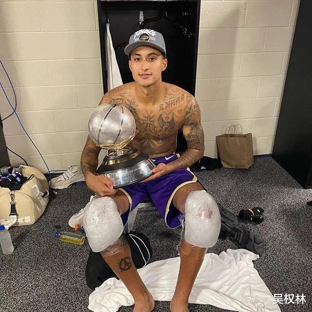 湖人队|湖人晋级他却不高兴，颁奖时瞪大双眼，队友合影奖杯，他若有所思