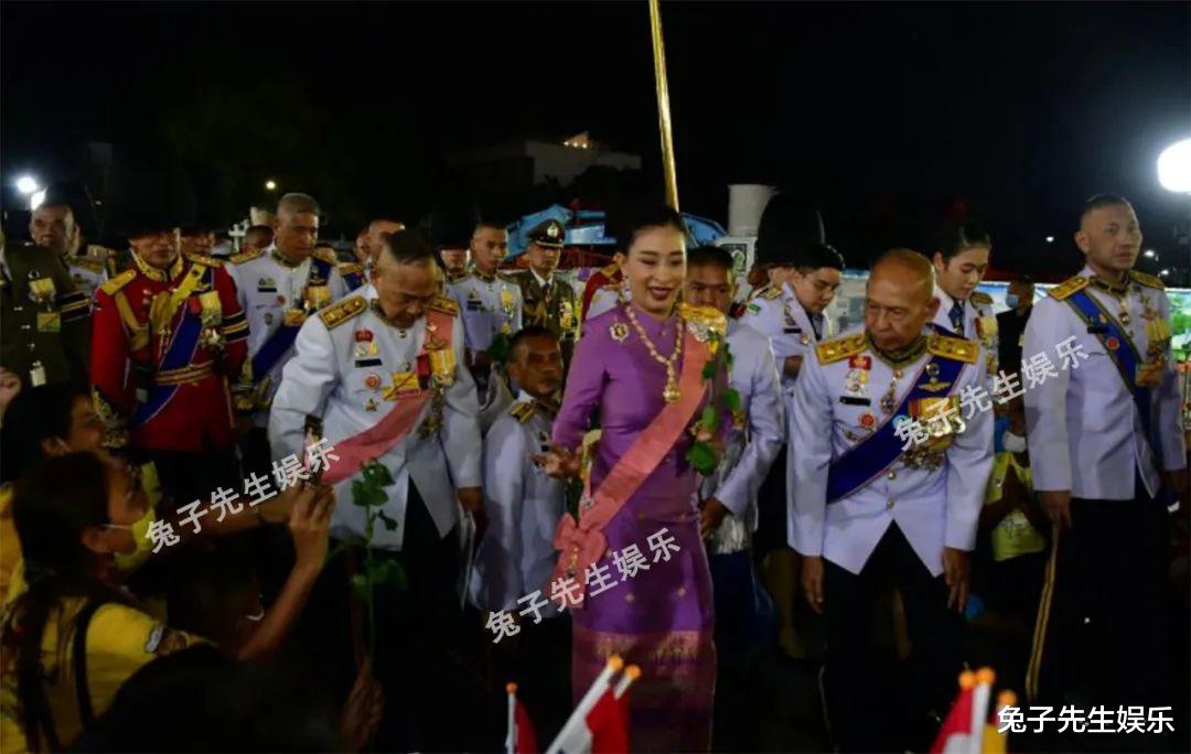 泰國大公主和國王搭車，手扶老爸椅背很貼心，汗流浹背不叫一聲苦-圖5