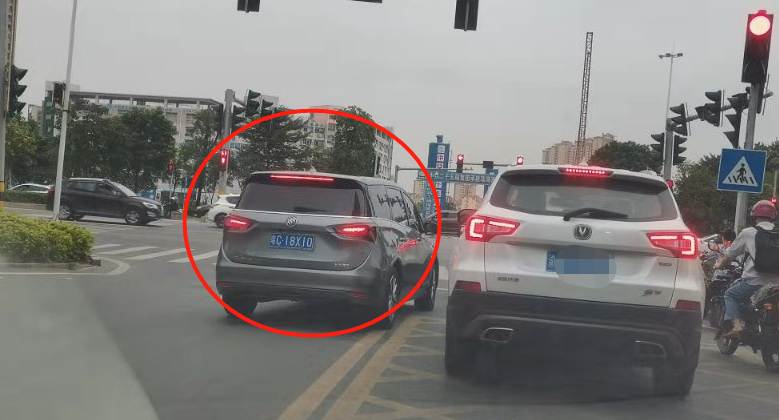 珠海交警|珠海男子连续两次右转过红灯路口，却被判为冲红灯！很多人都在犯！
