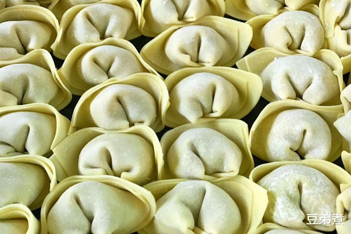 馄饨|冬天到了，遇到此面食别手软，简单一煮，皮薄馅多，比饺子还好吃