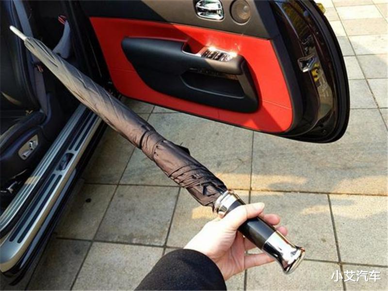 劳斯莱斯@土豪开600万劳斯莱斯钓鱼，看到车头的东西，网友：有钱人的“朴实”！