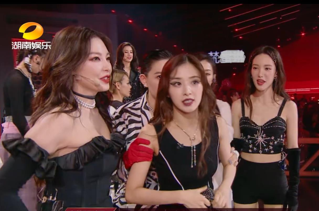 张含韵|孟佳凭什么击败张含韵？从一个细节足以看出，不敢选蓝盈莹硬碰硬