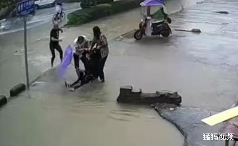 猛犸视频|深水坑中救出骑车女生，这三位好心人找到了！谢谢你们救了一个家