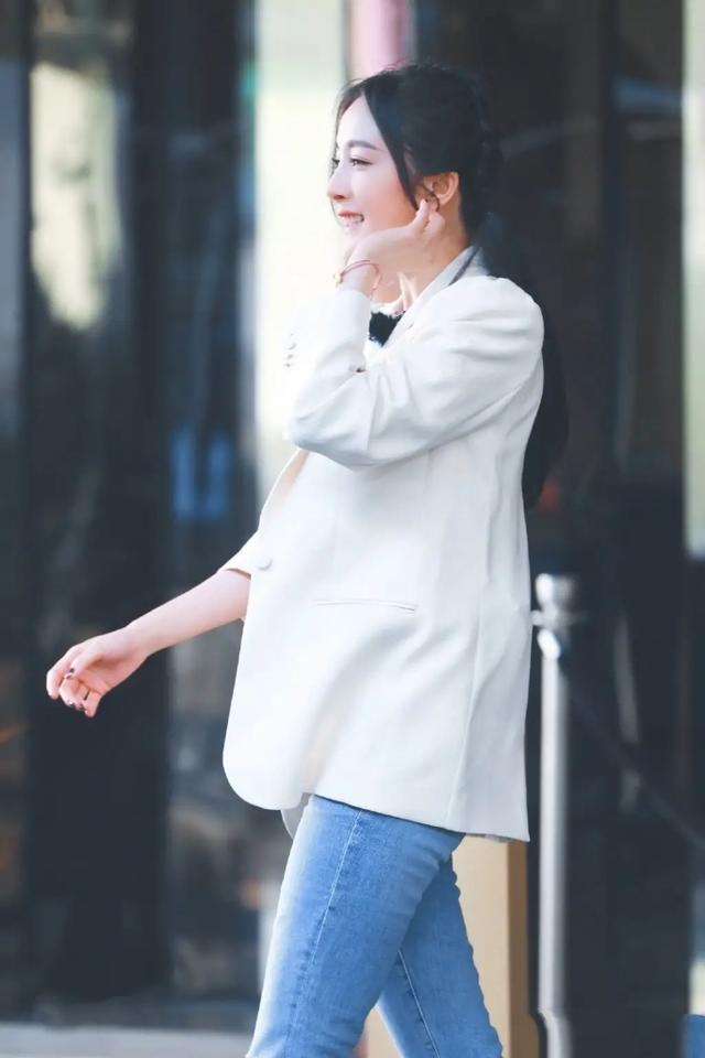 西装|杨幂状态可真好,穿米色西装配牛仔裤录综艺,双马尾俏皮又可爱