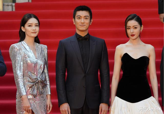 李沁|李沁丝毫不惧后果！这么短的亮片裙也敢穿，走路只能用手往下拽