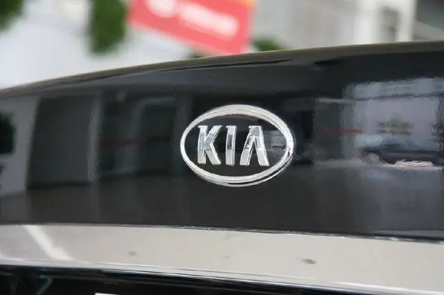 起亚K5：起亚K5已“库存泛滥”，车商：一律55555元处理，不求利润只为清库