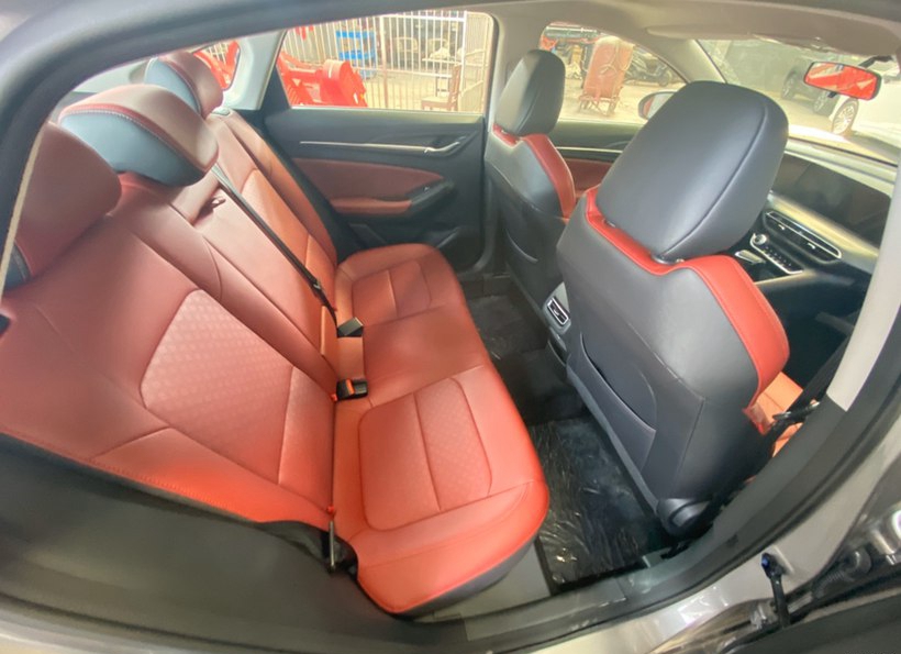 长安汽车■长安再造爆款,这车7.29万起,6AT/双离合任选,月销量已经破万