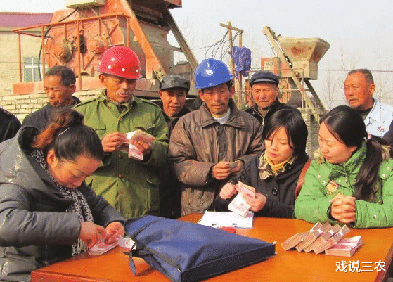 [保障农民工工资支付条例]农民工迎来“月薪制”，企业每月只发1000元？早了解，别“入坑”