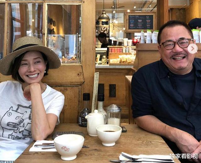 毛舜筠|60岁毛舜筠越活越年轻,和大14岁老公似父女,难怪被张国荣赞漂亮