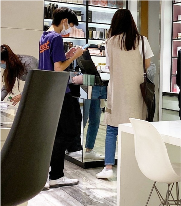 袁咏仪|袁咏仪让儿子陪逛街，魔童身高赶上妈妈，还模仿张智霖全程伺候靓靓