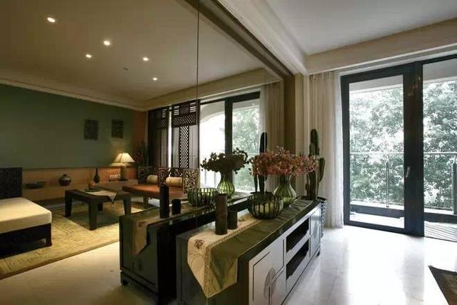 []110㎡东南亚风格装修，电视背景墙处理巧妙，空间再度放大