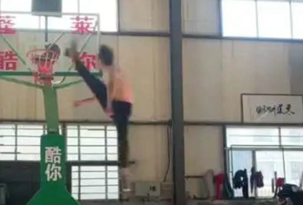「张国伟」张国伟用脚扣篮！不惧跳高小师妹的批评，龙吸水不是唯一标签