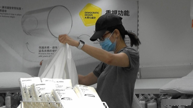 |50岁宣萱独自购买家居用品，单身多年无依靠让她成了生活达人