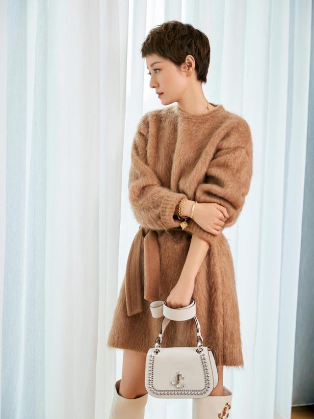 #穿衣搭配#马伊琍穿搭潇洒帅气，蓝色连体裤配一头短发，简约大方又随性