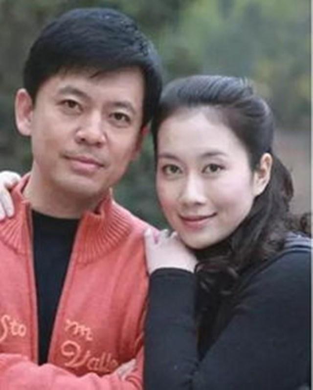 学霸|\人生赢家\何政军：娶小8岁娇妻，相爱30年生活幸福，女儿是学霸