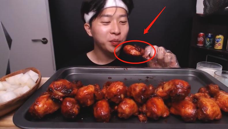 ##小哥吃50个“炸鸡腿”,以为大胃王,拉近一看穿帮,网友:不看了!