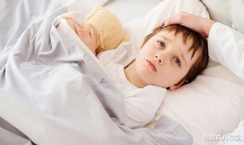 鲫鱼|70岁爷爷钓鱼弄湿裤子，92岁老母亲拿起棍子就打，网友：太羡慕