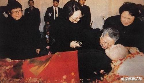 革命|邓小平去世后,为何没有安葬在革命陵园,而是把骨灰撒向了大海?