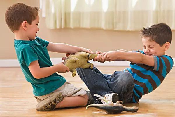 『兰博基尼』孙子摔坏同学玩具,对方张口就要1000,爷爷一番话让对方心服口服