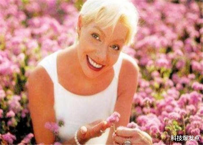 火星■自称时空穿越者的女子，来自3812年，还拿出照片作为证据！