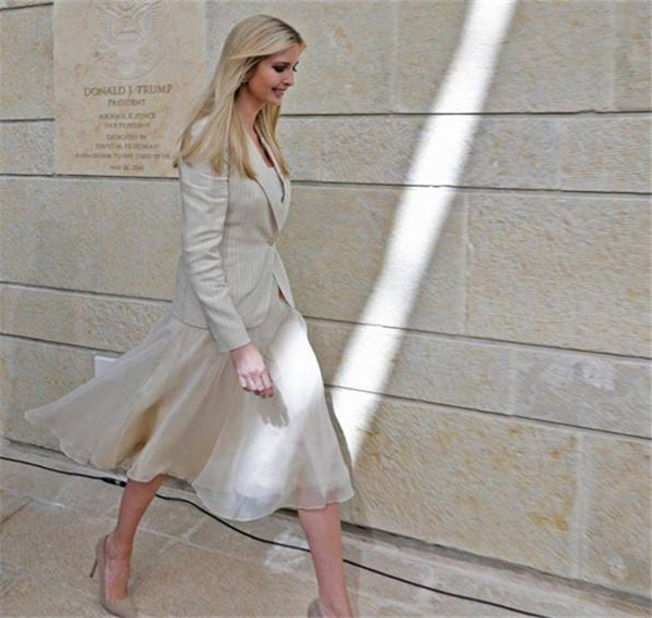 留学生|酷爱职场风的伊万卡,可谓是“行走的教科书”,一身穿搭太高级