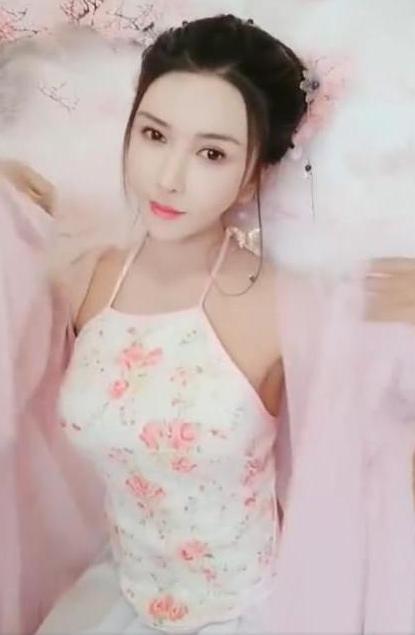 潘金莲：\36D潘金莲\私生活曝光, 一嫁侏儒二嫁巨人, “原味”内裤拍卖18万