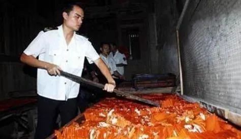 每天阅读|比猪饲料成本低，比毒品利润高：毁掉3亿年轻人，只要五角钱