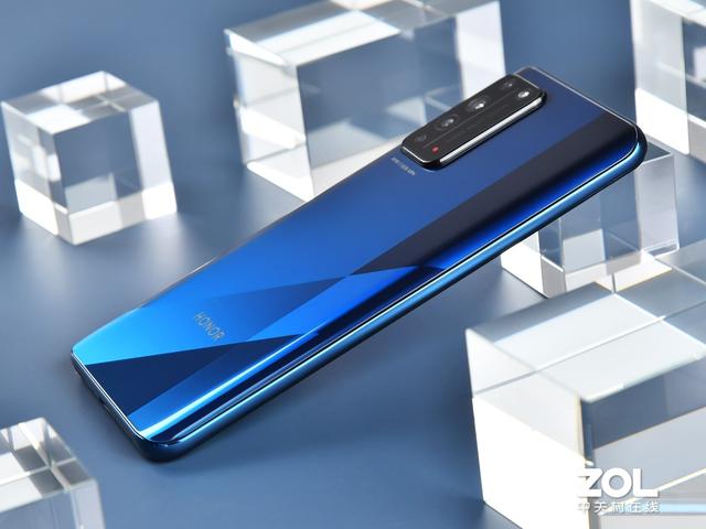 「王宝强」荣耀X10售价1899元起 菱形纹理冲击感十足