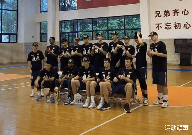 易建联|宏远速递：阿联术后首次露面 徐杰与高挑女友遛街，马尚羡慕FMVP