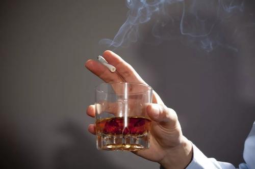 |42岁老阿姨嫁25岁小鲜肉，为其生下双胞胎，网友：这身材谁顶得住