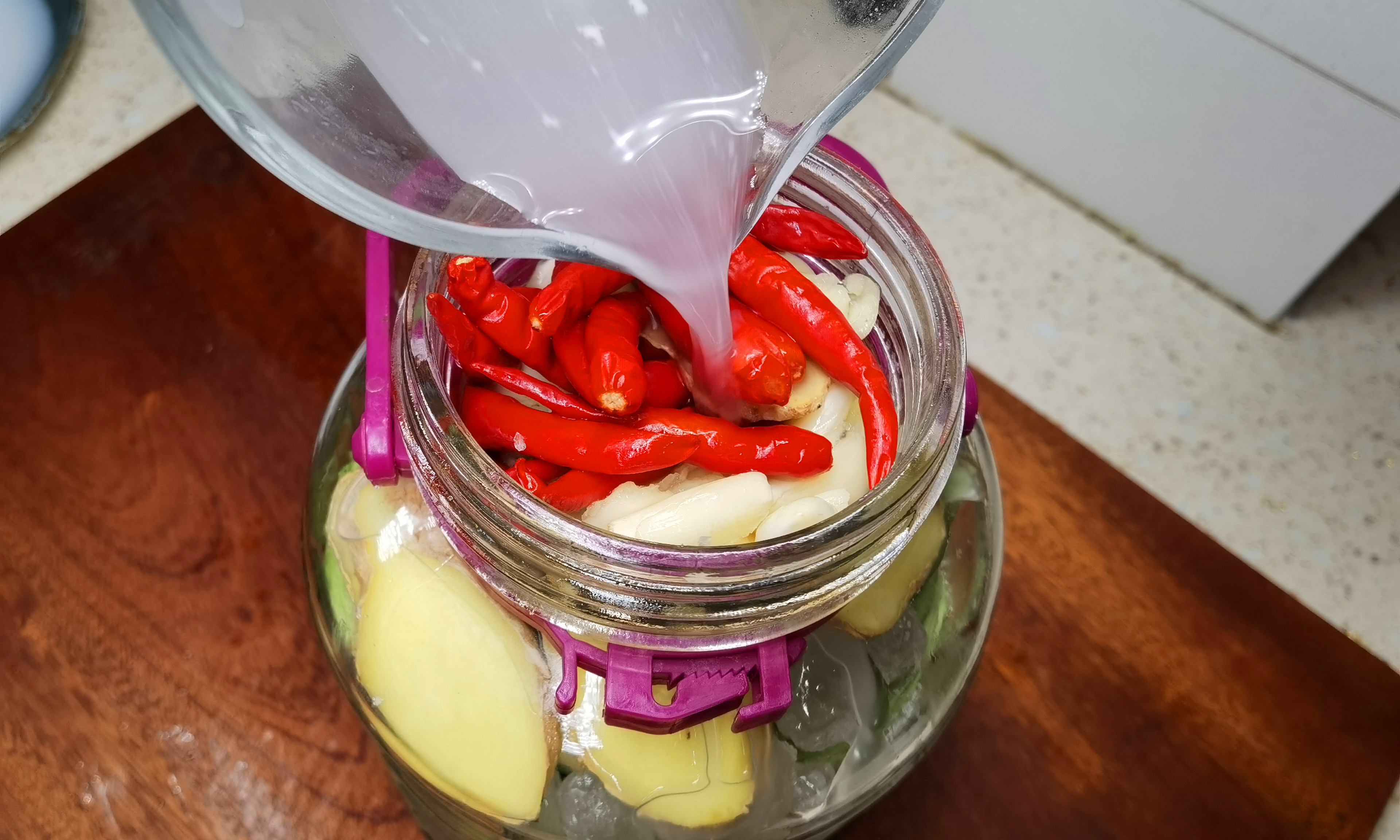 豆角|腌酸豆角时,万不可加醋腌,教你1招,豆角又酸又脆,吃1年都不坏