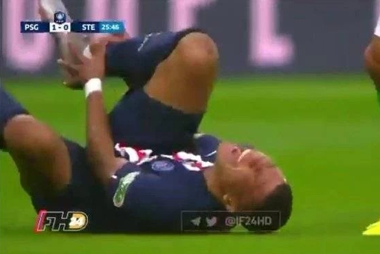 法国队|姆巴佩生涯险断送:脚踝90度恐怖反折,直接下场!惊动法国总统