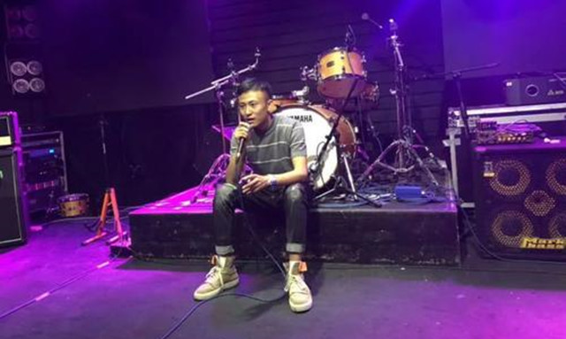 庞麦郎|他的歌曾广为流传，演唱会7名观众却有14名保安，仍不死心开巡演