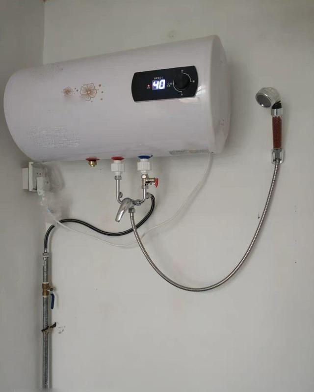 热水器@热水器挂在卫生间门洞上方？要不是找亲戚装修的，我真要发火了