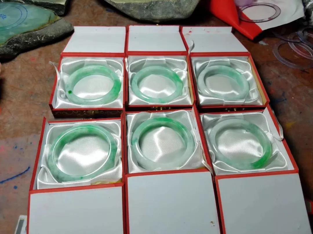 翡翠|4公斤的翡翠原石切出飘花成品一大堆，铁锈皮不亏是出高货料！