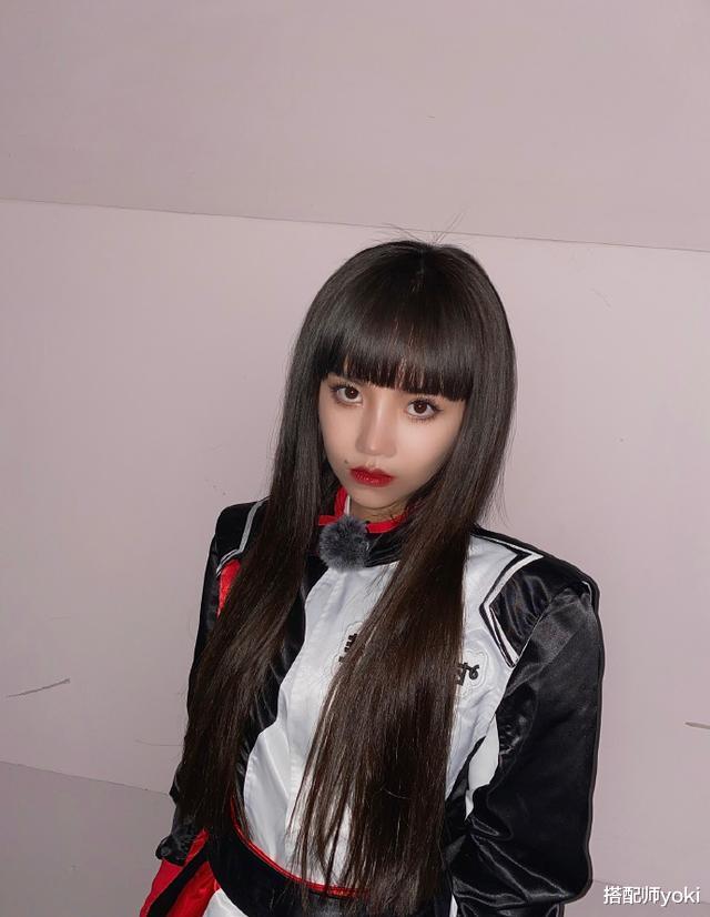 安崎|安崎赛车服造型帅气有型，搭配红唇妆容精致，气场范儿十足