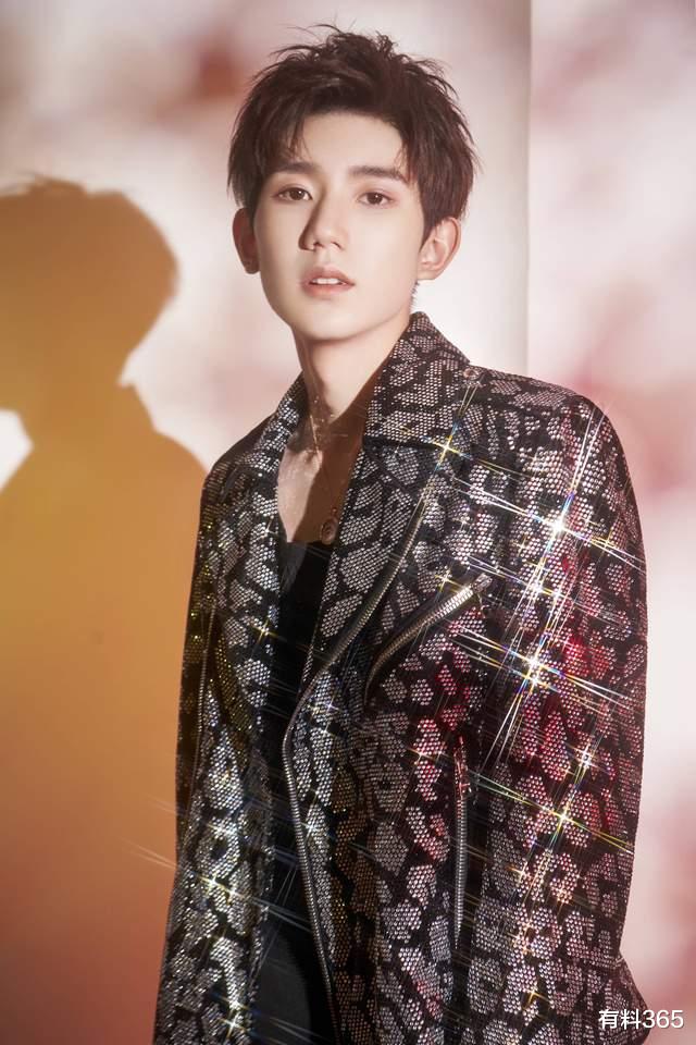 看不见的ta2|20岁的小源很努力,舞台清唱自己的创作歌曲,歌词名字引争议