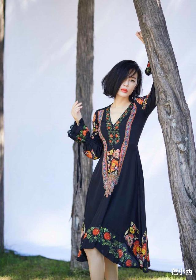连衣裙▲余男终于认真穿搭,黑色刺绣连衣裙配红唇凹造型,气质惊艳又时尚