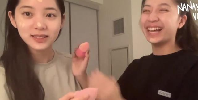 『欧阳娜娜』欧阳娜娜和妹妹在天台组乐队，姐妹颜值气场对比，差距一目了然