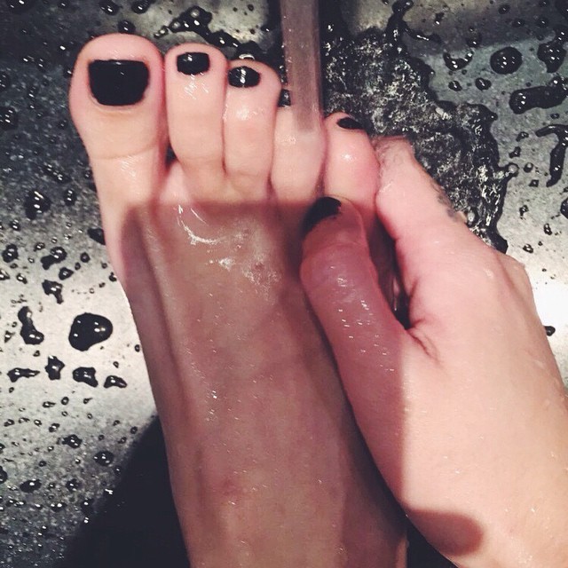 美甲|美甲玉足美脚欣赏(四):静谧玄武黑色