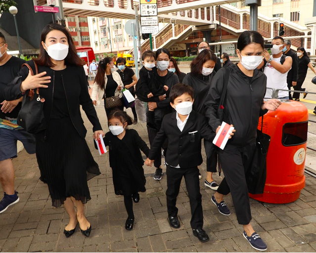 霍启刚|霍启刚奶奶出殡!郭晶晶带亲妈现身给足老公面子,3子女罕见同框