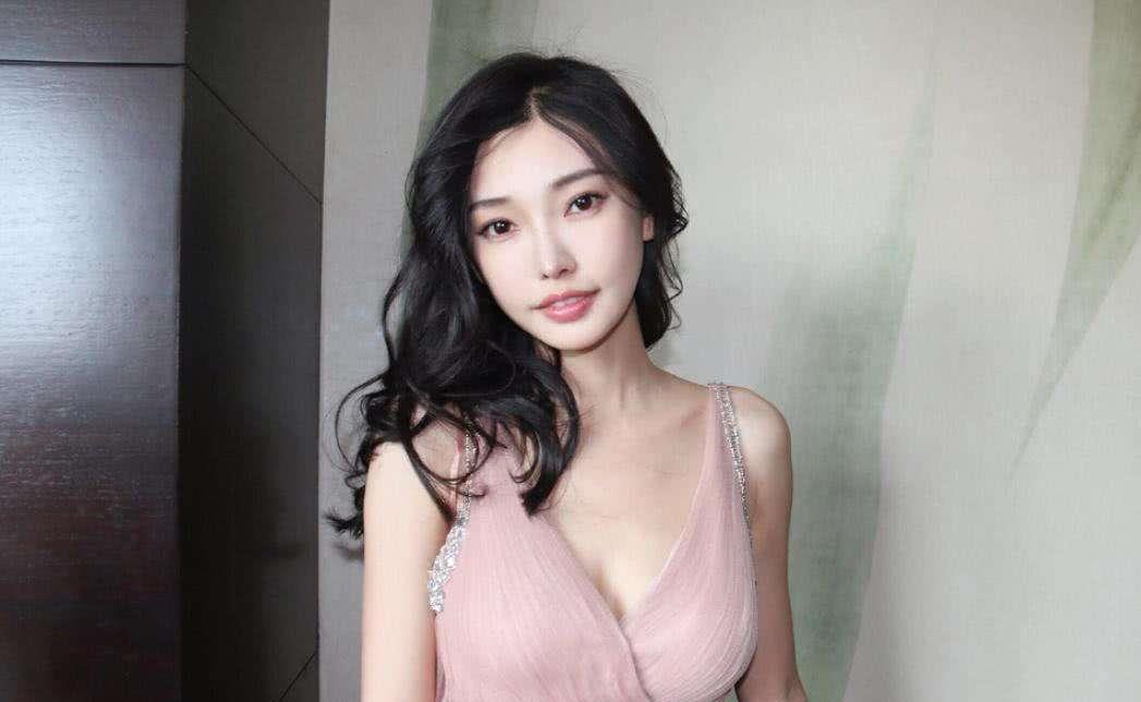『童菲』童菲的幸运不可复制，大学时被王晶看上，合作无一例外全是大咖