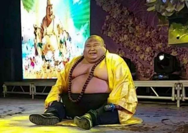 墨语笙歌|那位外貌神似弥勒佛的小伙,被富婆看上带回家“供养”,结局咋样