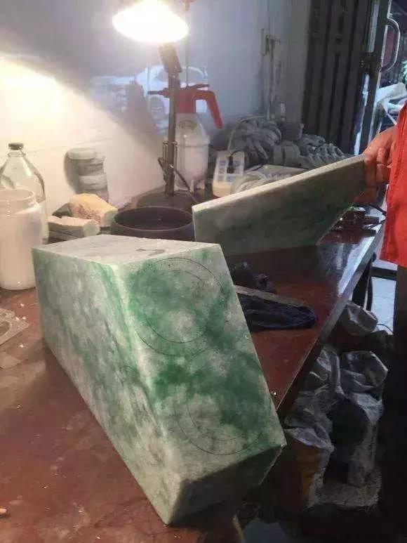 翡翠：人品大爆发！无意间购得块800多公斤原石，切出来一百多只手镯