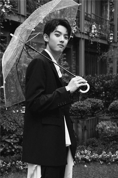 琉璃|《琉璃》全员拍黑白大片，成毅现代装帅气依旧，却没认出罗喉计都