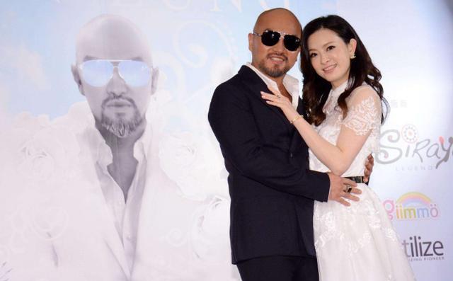 【辛龙】痛失爱妻后辛龙首现灵堂，满脸憔悴婉拒采访，现场一片粉色花海