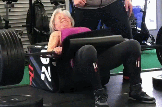 健身|79岁奶奶每天坚持平板支撑6分钟，跳绳1000个，这状态就问你服不服？