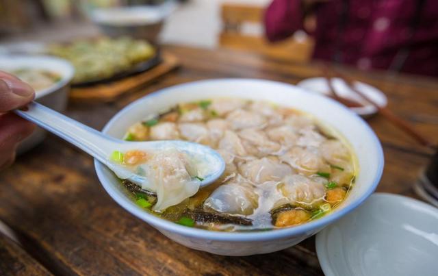 馄饨@美国夫妇来中国，咬牙点了碗馄饨，不料结账时却迷茫了：没搞错？