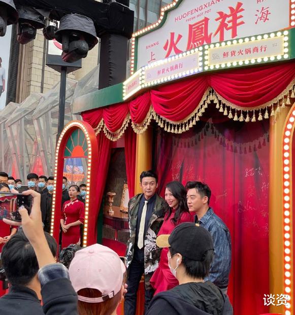 陆毅|44岁陆毅给郑恺火锅店剪彩，昔日男神大变样，脸部发福像大叔